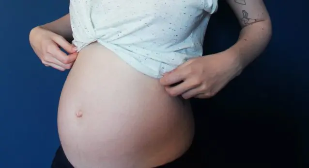 Babybauch mit 20 Wochen, zweites Trimester der Schwangerschaft