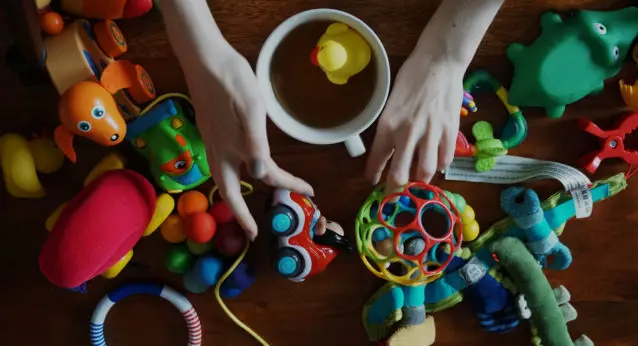 Spielzeug Tasse Holztisch