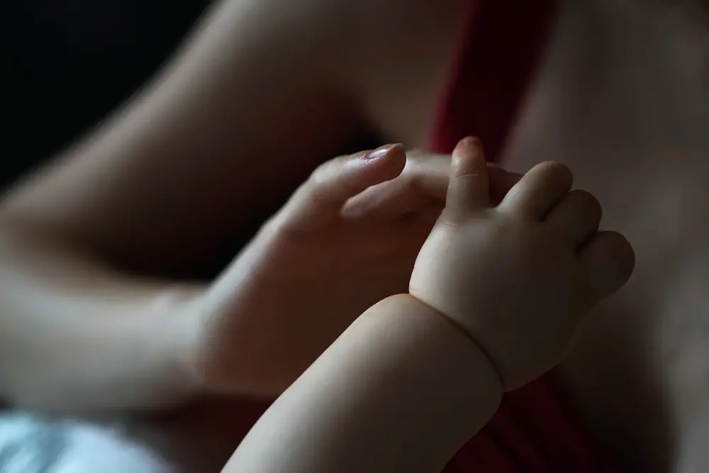 Stillen Kleinkind Hände Mama Baby Hand abgestillt