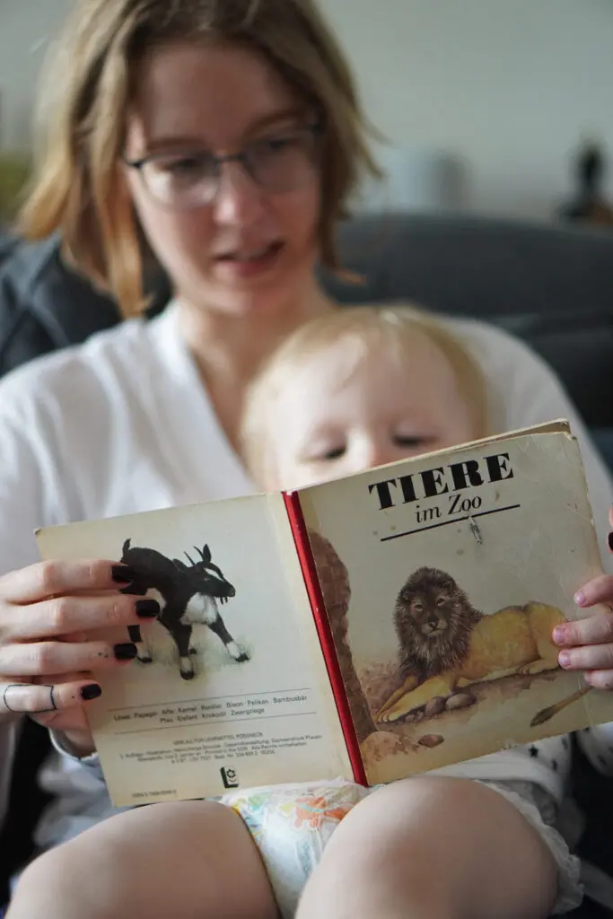Bilderbuch Mama und Kleinkind Tiere im Zoo DDR Bilderbuch