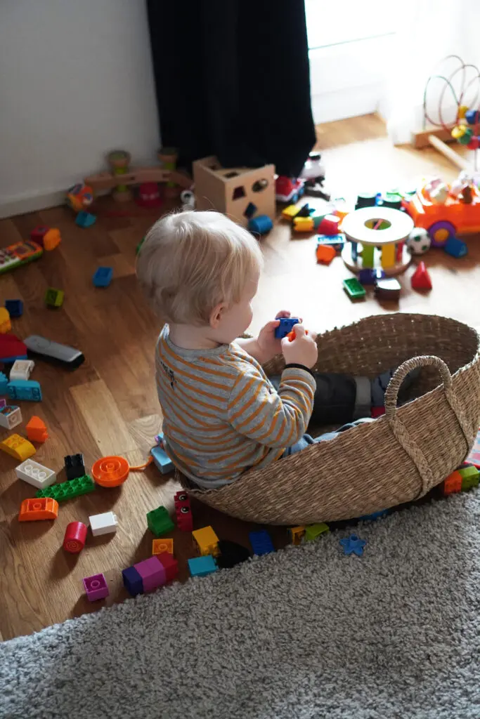 Kleinkind spielen Korb Spielzeugkorb Lego Wohnzimmer