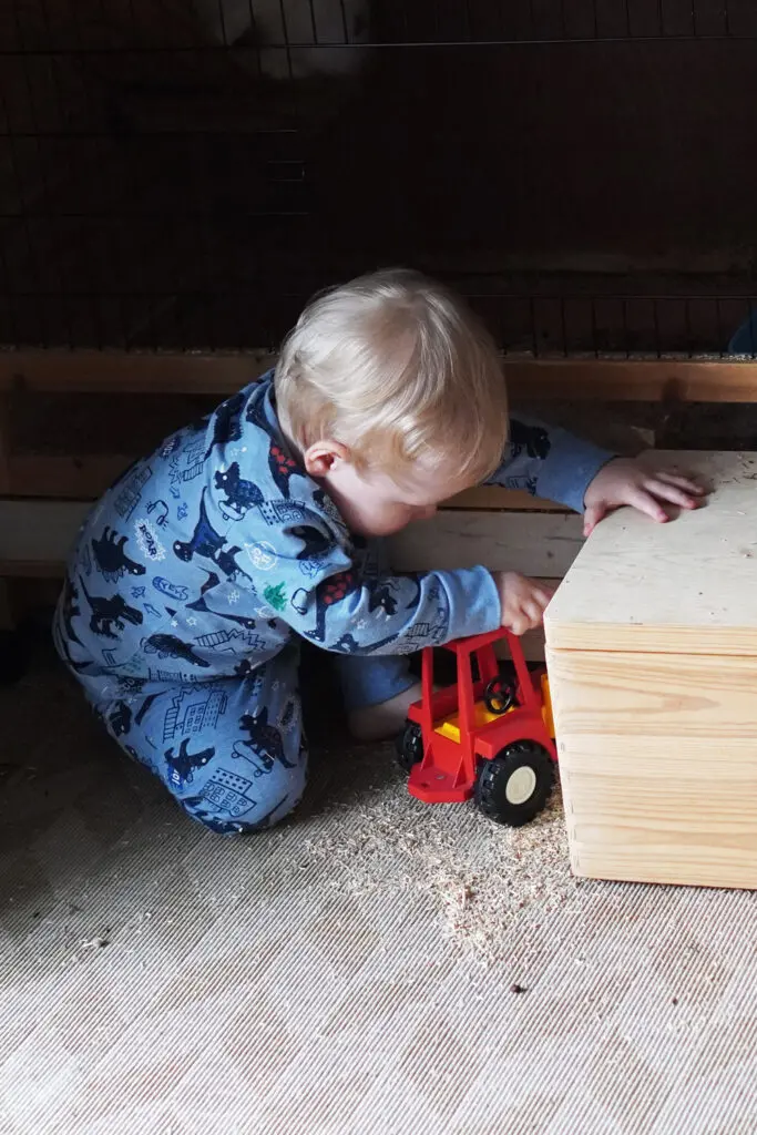 Kleinkind spielen Traktor Spielzeugauto Junge Schlafanzug