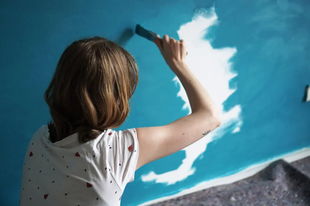 DIY Kinderzimmer Wand streichen Berge blau Mama