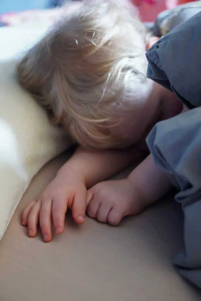 Kleinkind Junge Bett Mittagsschlaf Hände Händchen blond