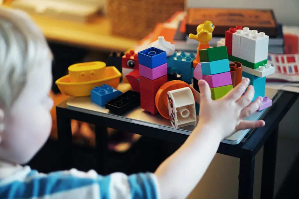 Kleinkind Lego Duplo Home Office Coronaferien Quarantäne Spielzeug