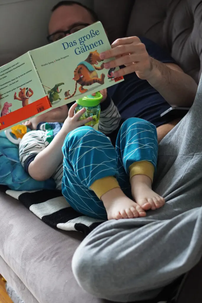 Lesen Vater und Sohn Kleinkind Geschichte vorlesen